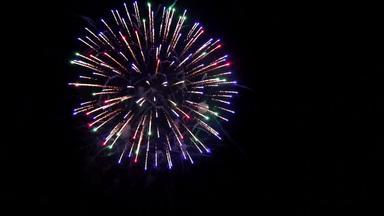 烟花光天空一年庆祝活动独立一天美国庆祝活动周年纪念日彩色的火花大显示事件7月